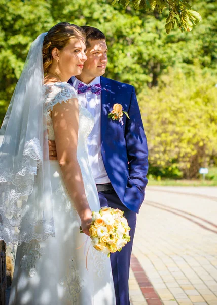 Noiva Feliz Noivo Após Cerimônia Casamento Groom Mais Jovem Que — Fotografia de Stock