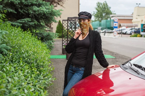 Distância Social Vida Dos Cidadãos Mulher Carro Rua — Fotografia de Stock