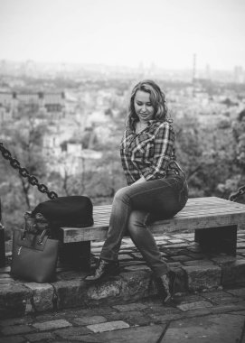 Yan komşumuz Central Park 'ta ekose gömlekli basit bir Amerikalı kız. Gülümseyerek ve gülerek eğlen.