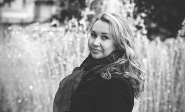 Avrupa 'da genç ve iri bir kadının yaşamı sonbahar gününde yürüyor.