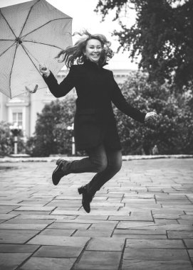 Avrupa 'da genç ve iri bir kadının yaşamı sonbahar gününde yürüyor.