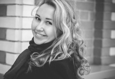 Avrupa 'da genç ve iri bir kadının yaşamı sonbahar gününde yürüyor.  