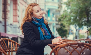 Avrupa 'da genç ve iri bir kadının yaşamı sonbahar gününde yürüyor.  