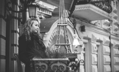 Avrupa 'da genç ve iri bir kadının yaşamı sonbahar gününde yürüyor.  