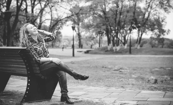 Menina Americana Simples Porta Lado Uma Camisa Xadrez Andar Parque — Fotografia de Stock