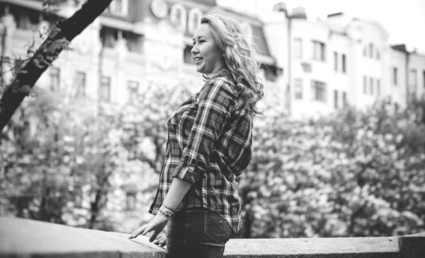 Yksinkertainen Amerikkalainen Tyttö Naapurista Ruudullisessa Paidassa Kävelee Keskuspuistossa Hymyile Naura — kuvapankkivalokuva