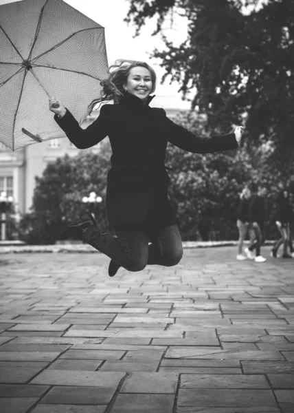 Vida Mujer Joven Tamaño Grande Ciudad Europea Camina Día Otoño — Foto de Stock