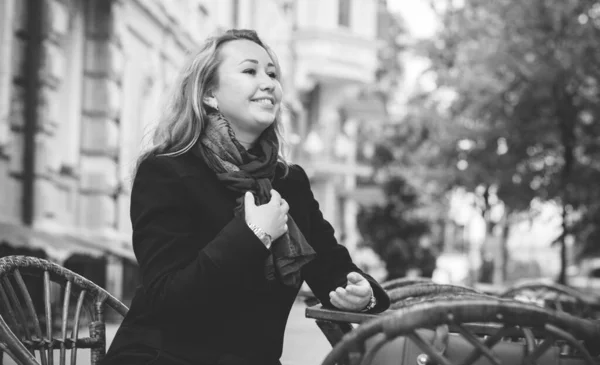 Vida Mujer Joven Tamaño Grande Ciudad Europea Camina Día Otoño — Foto de Stock