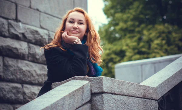 Vida Mujer Joven Tamaño Grande Ciudad Europea Camina Día Otoño — Foto de Stock