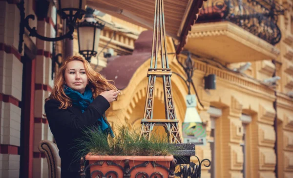 Vita Giovane Size Donna Nella Città Europea Passeggiate Giorno Autunno — Foto Stock
