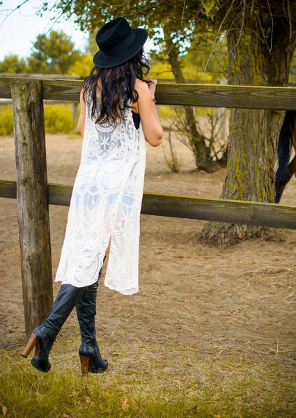 Frau Mit Schwarzem Hut Mit Brünetten Lockigen Haaren Und Schwarzem — Stockfoto