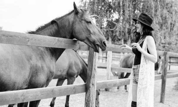 Woman Black Hat Brunette Curly Hair Black Dress Horses Farm — Stock Photo, Image