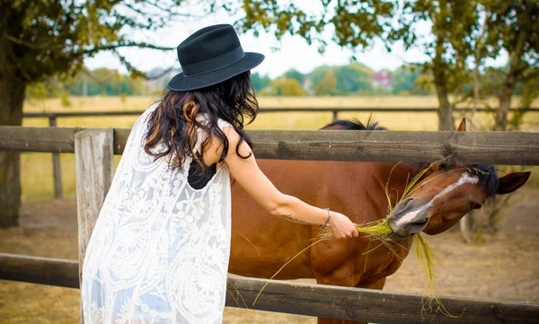 Mujer Sombrero Negro Con Pelo Rizado Morena Vestido Negro Con —  Fotos de Stock