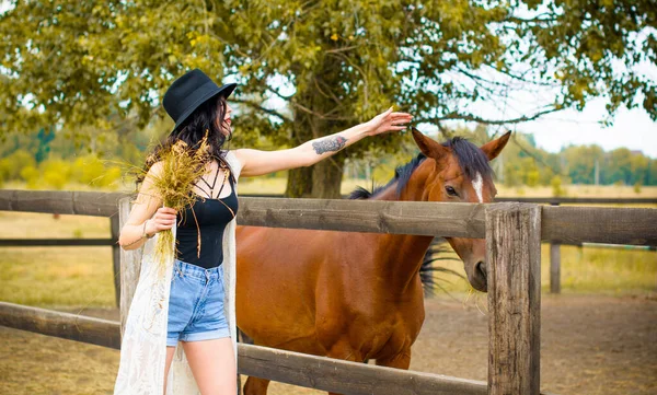 Vrouw Met Zwarte Hoed Met Brunette Krullend Haar Zwarte Jurk — Stockfoto