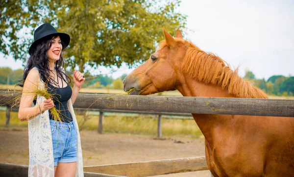 Vrouw Met Zwarte Hoed Met Brunette Krullend Haar Zwarte Jurk — Stockfoto