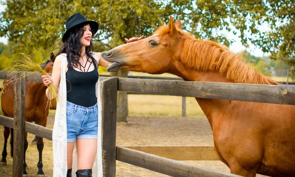 Женщина Черной Шляпе Брюнеткой Вьющиеся Волосы Черное Платье Лошадьми Ферме — стоковое фото