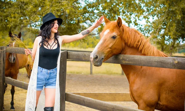 Žena Černém Klobouku Kudrnatými Vlasy Černými Šaty Koňmi Farmě Domácí — Stock fotografie