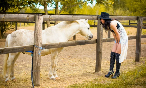 Siyah Şapkalı Esmer Kıvırcık Saçlı Siyah Elbiseli Çiftlikte Atları Olan — Stok fotoğraf