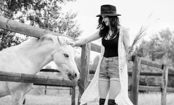 Žena Černém Klobouku Kudrnatými Vlasy Černými Šaty Koňmi Farmě Domácí — Stock fotografie