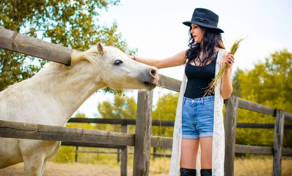 Mujer Sombrero Negro Con Pelo Rizado Morena Vestido Negro Con —  Fotos de Stock