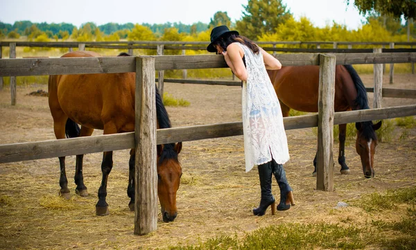 Vrouw Met Zwarte Hoed Met Brunette Krullend Haar Zwarte Jurk — Stockfoto