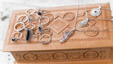 Vintage bijouterie ve süslü aksesuarlar giyer. Oldukça şık detaylar.