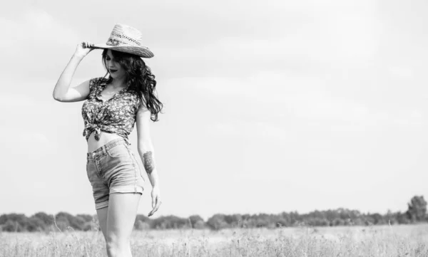 漂亮性感的女人 穿着美国乡村风格的亮丽的化妆品 戴着草帽 穿着牛仔裤短裤 头顶着金色的田野背景天空 — 图库照片