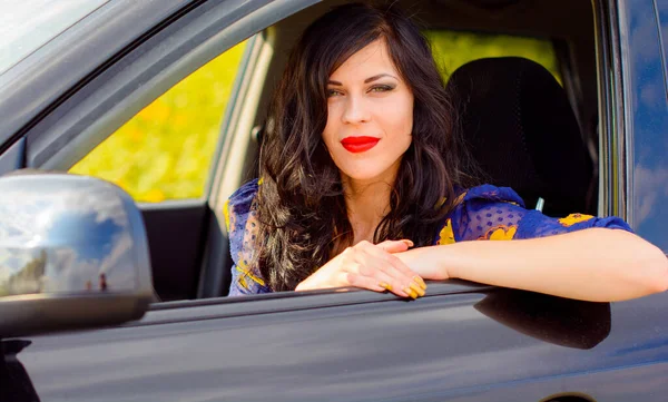 Hermosa Mujer Morena Rizada Sentarse Auto Una Carretera Maquillaje Correcto — Foto de Stock