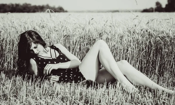 Style Vintage Jeune Femme Relaxante Dans Nature Sur Terrain Doré — Photo