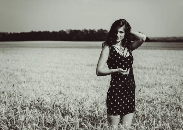 Vintage Stijl Ontspannende Jonge Vrouw Natuur Een Gouden Veld Rust — Stockfoto