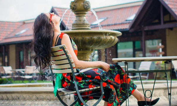 Linda Mulher Morena Vintage Com Cabelo Encaracolado Estilo Anos Vestido — Fotografia de Stock