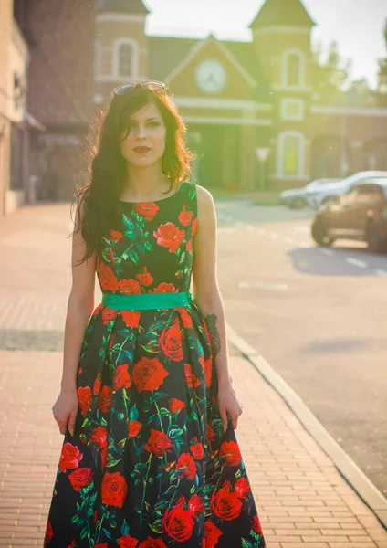 Linda Mulher Morena Vintage Com Cabelo Encaracolado Estilo Anos Vestido — Fotografia de Stock