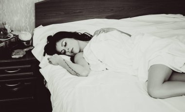 Beyaz rüyalar. Evdeyken yatakta genç ve güzel bir kadının portresi. Beyaz bir odada çıplak bir kadın.