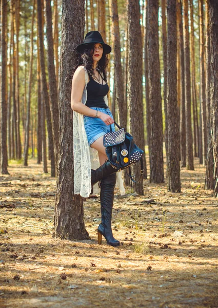 Wunderschöne Lockige Brünette Frau Mit Schwarzem Hut Und Spitze Bohemian — Stockfoto