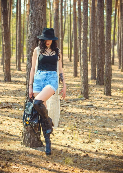 Hermosa Hermosa Mujer Morena Rizada Con Sombrero Negro Encaje Cárdigan —  Fotos de Stock