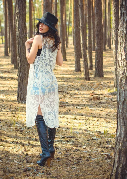 Wunderschöne Lockige Brünette Frau Mit Schwarzem Hut Und Spitze Bohemian — Stockfoto