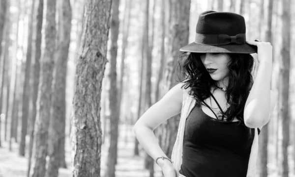 Siyah Şapkalı Dantelli Bohem Hırkalı Güzel Kıvırcık Esmer Kadın Ormanda — Stok fotoğraf