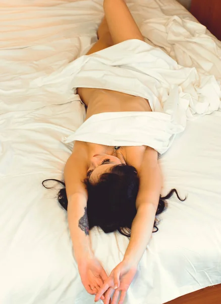 Sueños Blancos Retrato Una Hermosa Joven Desnuda Cama Mientras Está —  Fotos de Stock