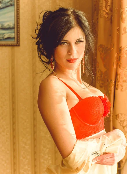 赤い下着姿のセクシーな美少女 スタイリッシュなレースのランジェリーでポーズ素敵なセクシーなブルネット 官能的なブルネットの女性 — ストック写真