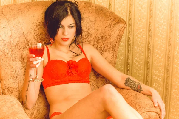 Σέξι Όμορφη Κοπέλα Κόκκινα Εσώρουχα Ωραία Σέξι Μελαχρινή Ποζάροντας Δαντελωτά — Φωτογραφία Αρχείου
