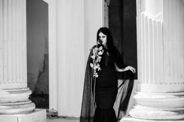 Siyah uzun elbiseli kadın, gotik tarzda klasik bayan gotik, Victoria tarzı. Cadılar Bayramı elbisesi