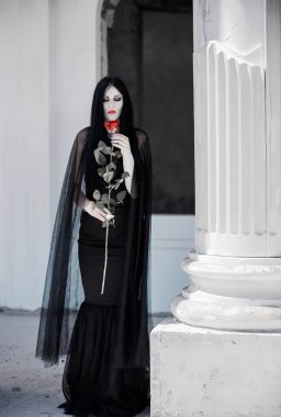 Siyah uzun elbiseli kadın, gotik tarzda klasik bayan gotik, Victoria tarzı. Cadılar Bayramı elbisesi
