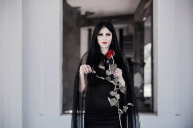 Siyah uzun elbiseli kadın, gotik tarzda klasik bayan gotik, Victoria tarzı. Cadılar Bayramı elbisesi