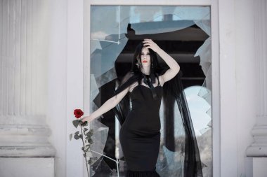 Siyah uzun elbiseli kadın, gotik tarzda klasik bayan gotik, Victoria tarzı. Cadılar Bayramı elbisesi