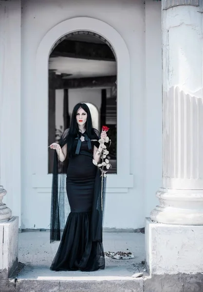 Frau Schwarzen Langen Kleid Gotisch Klassisch Gotisch Viktorianisch Halloween Kleid — Stockfoto