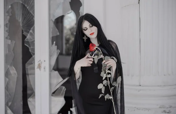 Frau Schwarzen Langen Kleid Gotisch Klassisch Gotisch Viktorianisch Halloween Kleid — Stockfoto