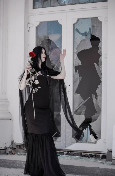 Γυναίκα Μαύρο Μακρύ Φόρεμα Γοτθικό Στυλ Κλασική Gothic Κυρία Victorian — Φωτογραφία Αρχείου