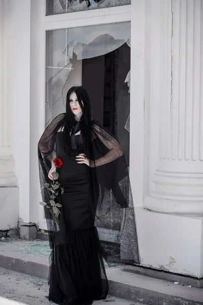 黒の長いドレスの女性 ゴシック様式 古典的な女性ゴシック様式 勝利のスタイル ハロウィンドレス — ストック写真