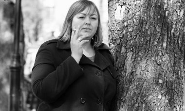 Kızıl kısa saçlı, cüsseli, cüsseli bir kadın şehirde yürüyor ve sigara içiyor. Hayatı ve sorunlarını düşünüyor.