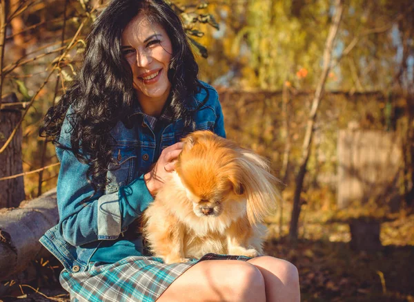 Berjalan Seorang Wanita Muda Dengan Anjing Saat Matahari Terbenam Anjing — Stok Foto